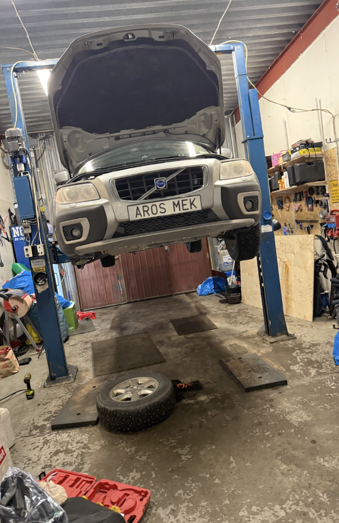 Volvo på lyft i Aros Mek verkstad